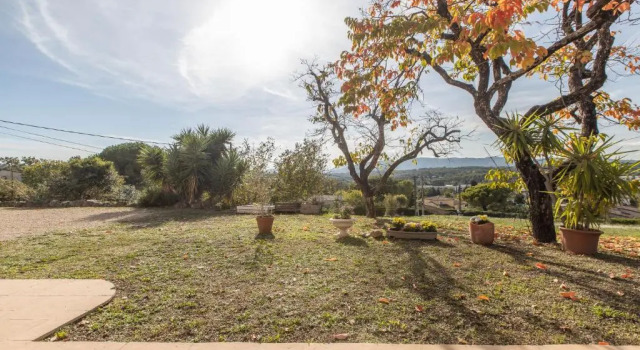 Апартаменты Quiet large 3-bedroom apartment with terrace, garden & incredible Mountain view
