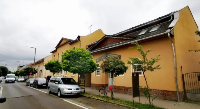 KOMPLEX -Rendezvénytermek-Panzió-Apartman-Irodák, Забронировать Отель Матесалька Сабольч-Сатмар-Берег