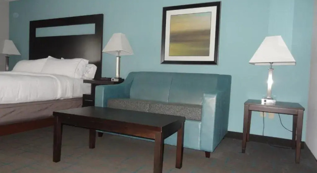 Номер Executive Holiday Inn Express Hotel Kansas City - Bonner Springs by IHG