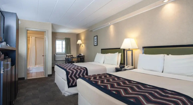 Четырёхместный номер Standard Carlton Inn Midway