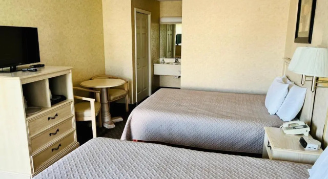 Четырёхместный номер Standard Court Plaza Inn & Suites of Mackinaw