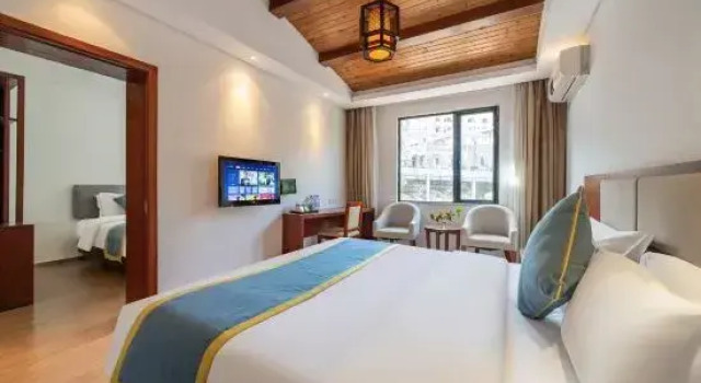 Четырёхместный семейный люкс с 2 комнатами с видом на улицу MoGan  Clouds  End  Hotel