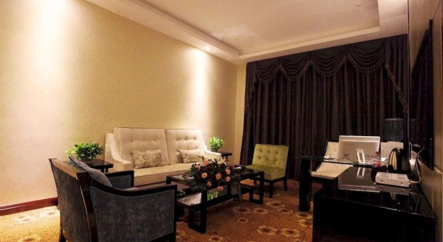 Zhongzhou International Hotel, Reservar Hotel Hotéis em Xinyang com estacionamento, Estacionamento