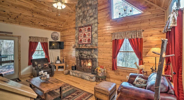 Коттедж Outdoor Adventure - Charming Cabin w/ Hot Tub