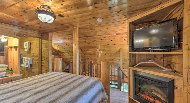 Коттедж Alpine Adventures: Cozy Log Cabin w/ Deck & Views!