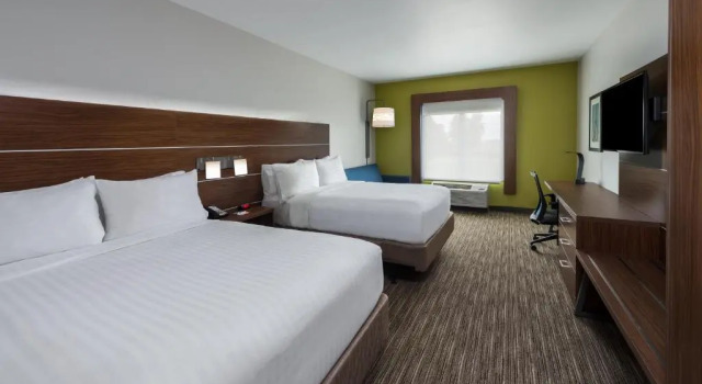 Четырёхместный номер Standard Holiday Inn Express Troy by IHG