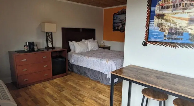 Двухместный номер Economy с балконом Riverboat Inn & Suites