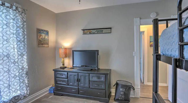 Port Clinton Getaway - Walk to Beach & Restaurants, Book Feriehus Sommerhuse i Port Clinton, Hytte