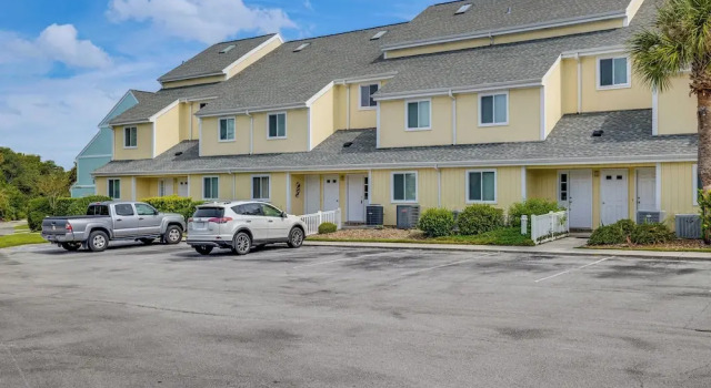 Emerald Isle Condo Near Beach w/ Screened Porch!