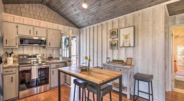 Serene Cabin Getaway w/ 2 Decks + Mountain Views!, Rezerwuj Hotel Blue Ridge Georgia