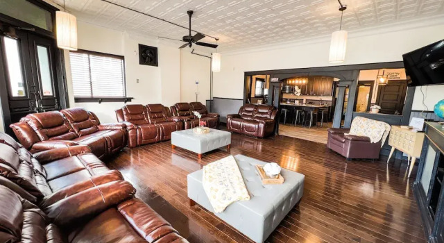 The Pub with Private Yard & Parking, Near the Falls & Casino by Niagara Hospitality, Buchen Sie Ferienwohnung Niagara Falls 