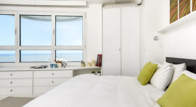 Panoramic Sea View Over Beach w Balcony