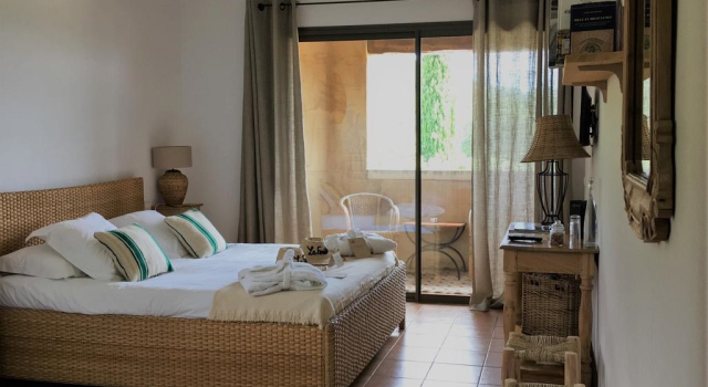Hotel Auberge La Feniere, Rezervovat Hostel Hotely v Luberon s parkováním, Parkování