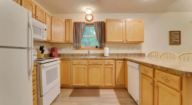 Коттедж Deck & Resort Amenities: Arrowhead Lake Home!