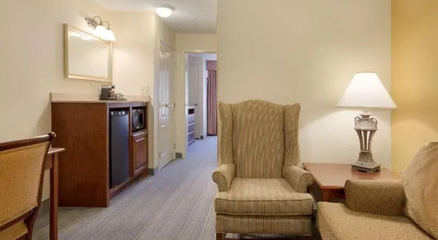 Четырёхместный люкс Country Inn & Suites by Radisson, Norman near University