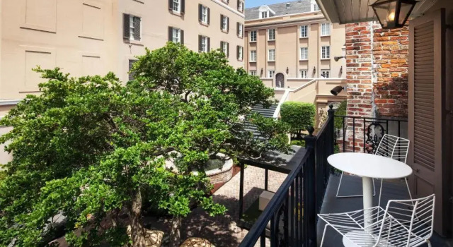 Четырёхместный номер Standard с балконом Hotel de la Poste - French Quarter, A Renaissance Hotel