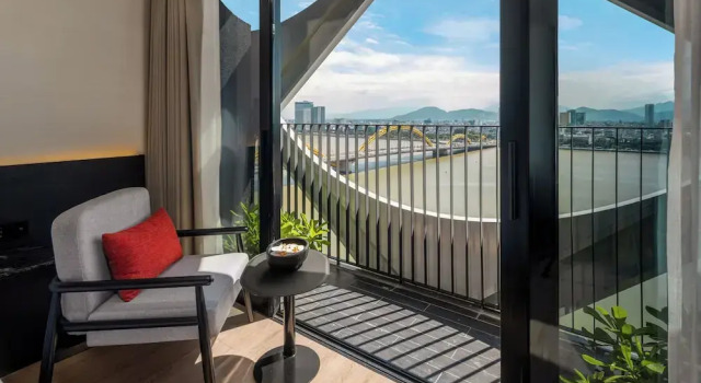 Номер Standard с балконом и с видом на реку Caro Premium Danang Hotel