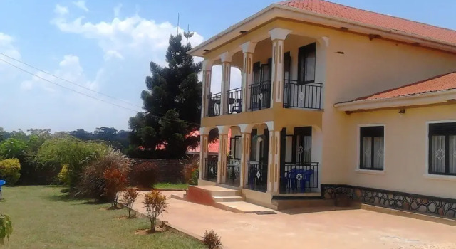 Rena Akasha Establishments, Boek Hotel Kyenjojo Oeganda