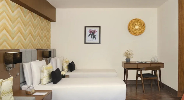 Двухместный номер Premium с балконом и с видом на бассейн Vivanta Sikkim Pakyong