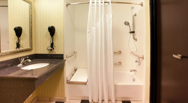 Четырёхместный номер Standard Holiday Inn Express Tulsa South Bixby by IHG