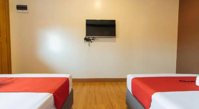 Двухместный номер Deluxe RedDoorz Plus @ Starhomes Olivianville