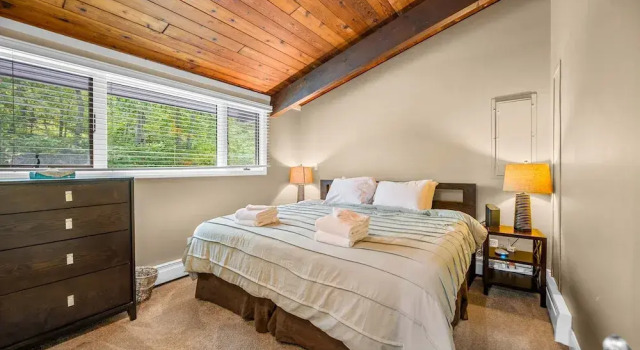Коттедж Alpine Court Chalet 4 Bedroom Home