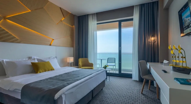 Двухместный номер Superior с балконом и с видом на озеро Nyota Hotel & Conference Center