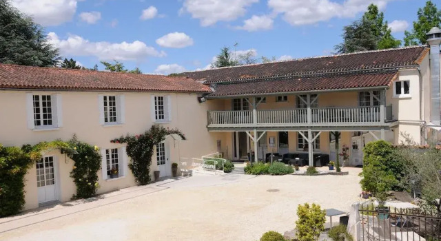 Logis Hôtel l'Essille, Book Hotel Hoteller i Charente med parkering, Parkering