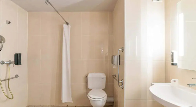 Трёхместный номер для гостей с ограниченными возможностями B&B HOTEL Lyon Centre Monplaisir