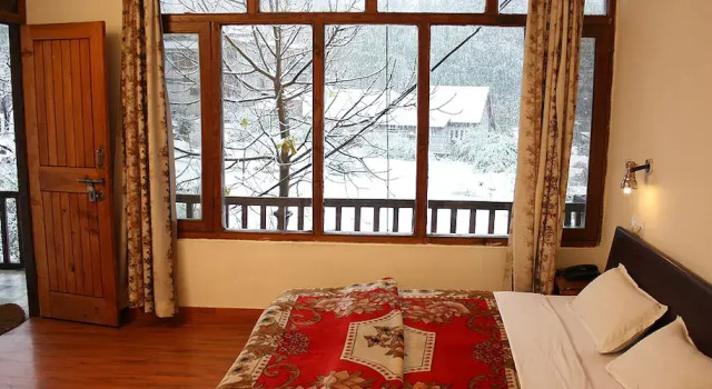 Семейный люкс с балконом Tourist Hotel 10 minutes walking distance from the mall