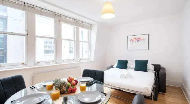 1BR with Balcony in the Heart of Holborn, Забронировать Апартаменты/квартира Лондонский Сити Лондон, рядом с Картезианский монастырь