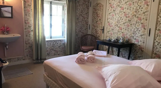Gîte des Rôties, Boek Hotel Poncins Rhone-Alpen