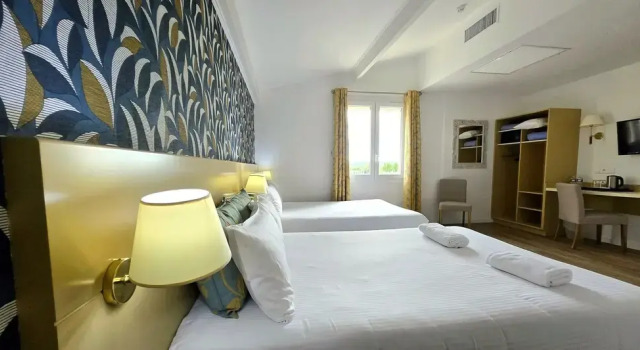 Четырёхместный номер Comfort с видом на горы Hôtel Saint Geniès