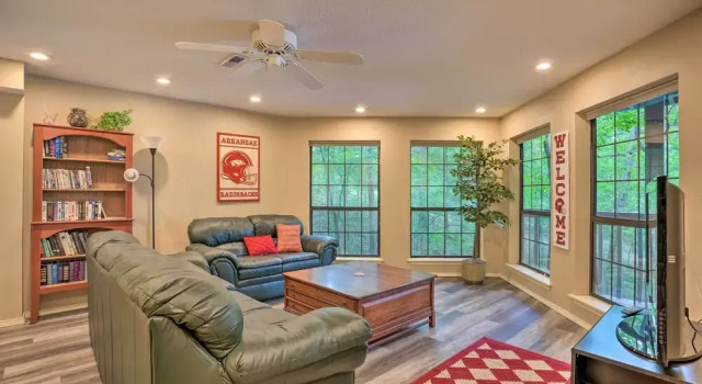 Beaver Lake Retreat w/ Deck & Private Hot Tub, Buchen Sie Ferienhaus Lost Bridge Village USA