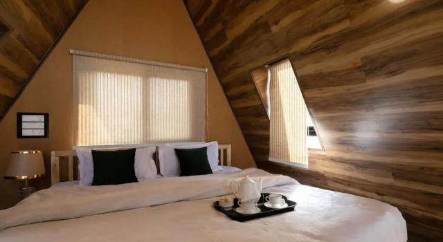 StayVista at The Loft - A-Frame Structure, English Interiors, Bonfire, Забронировать Вилла Коттеджи Jammu & Kashmir Ski, Коттедж