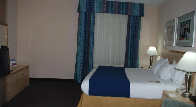Люкс Holiday Inn Express Hotel & Suites San Antonio - Rivercenter Area by IHG
