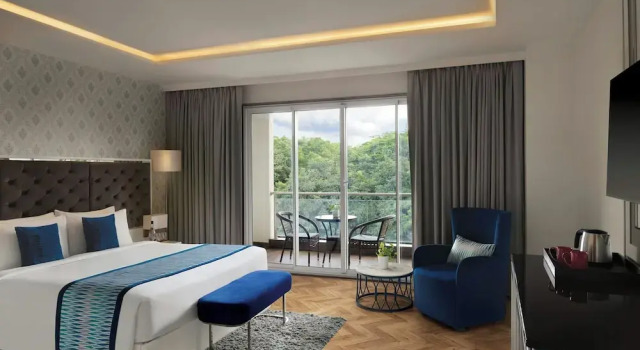 Двухместный номер Standard с балконом и с видом на город Amanora The Fern Pune, Series by Marriott