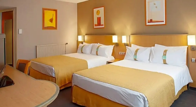 Standart dört kişilik aile oda Holiday Inn Calais by IHG