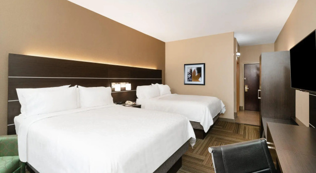 Четырёхместный номер Standard Holiday Inn Express Hotel & Suites Ashland by IHG