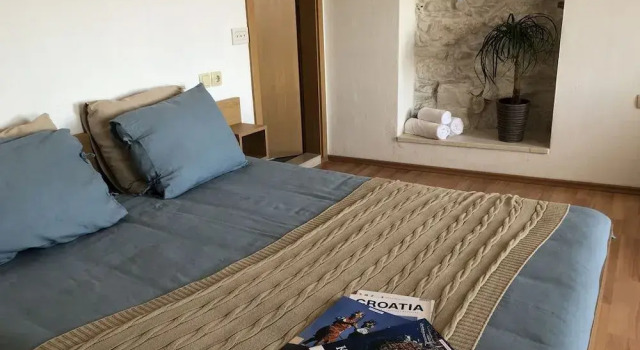 Guest House Dijana, Забронировать Отель Отели Корчулы с парковкой, рядом с Частный Пляж «Виллы Корчула», Парковка