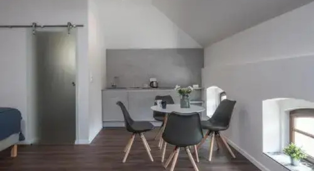 Statek u Prahy, Book Hotel Skvorec 