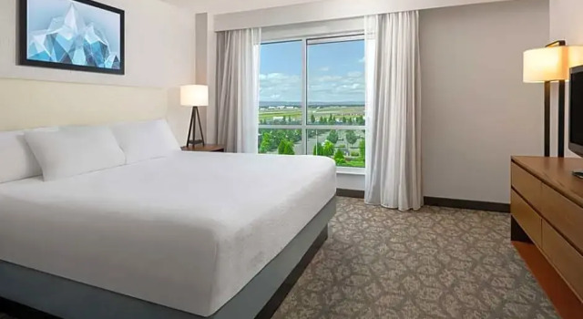 Двухместный люкс с 2 комнатами с видом на горы Embassy Suites by Hilton Portland Airport