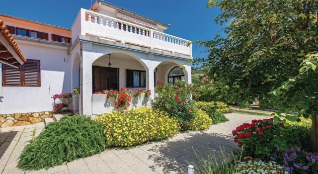Nice Home in Banjol With Wifi and 3 Bedrooms, Varaa Hotelli Hotellit Kvarner Islands uima-altaalla, Uima-allas