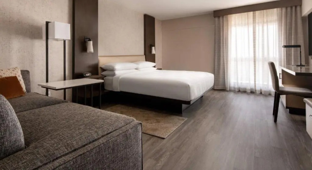 Двухместный клубный номер Standard Marriott Riverside at the Convention Center
