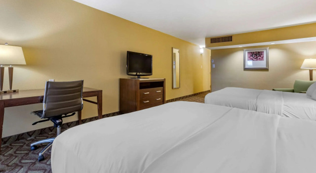Четырёхместный номер Standard Clarion Inn & Suites Roswell
