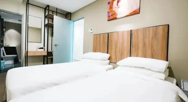 Люкс с балконом и с видом на город Chill Suites Kuala Lumpur