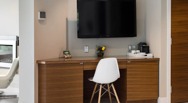 Люкс с балконом Pointhouse Suites On Sargeant Bay