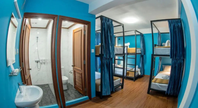 Кровать в общем номере Traveller Lodge Ngapali by River Top