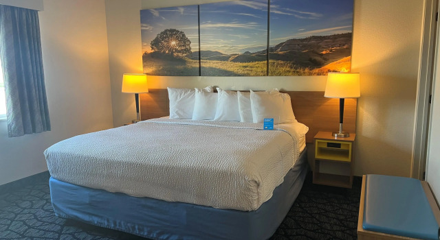 Days Inn & Suites by Wyndham Columbus NE, Reserva ahora Hotel Hoteles en Nebraska con aparcamiento, Aparcamiento
