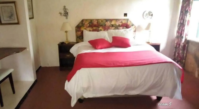 Pine Tree Inn, Đặt Khách sạn Khách sạn 3 sao ở Manicaland, 3*